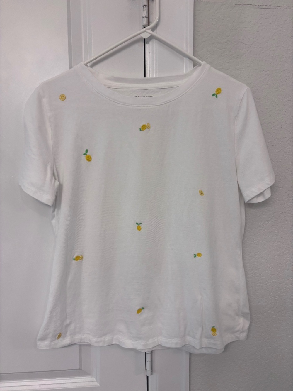 Short sleeve white tee shirt with lemons